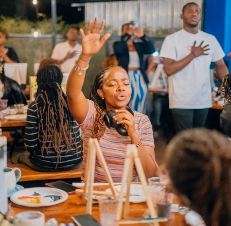 Iniciativa juvenil en Nairobi crea experiencia de adoración a través de la pintura en eventos únicos